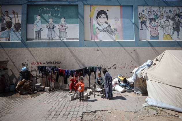 News Themen der Woche KW18 News Bilder des Tages Palestine Refugees A displaced Palestinian family sits next to their tent in front of a wall of a UNRWA building in Gaza City, on May 4, 2025. Gaza Palestine  Copyright: xMajdixFathix originalFilename: fathi-notitle250504_npSAi.jpg