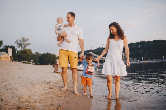 Familienurlaub im Sommer. Junge kaukasische Familie Fuß zu Fuß barfuß Sandstrand, Ufer Fluss Wasser. Papa Mama hält Hände zwei Kinder, Brüder. Große freundliche Familie mit zwei Kindern in der Nähe von See Family holiday in summer. Young Caucasian family foot walking barefoot sandy beach, shore river water. Dad mom holding hands two children, brothers. Big friendly family with two children near lake Copyright: imageBROKER fotoliza.ua ibxiqx13296583.jpg ,model released, Symbolfoto ,property released