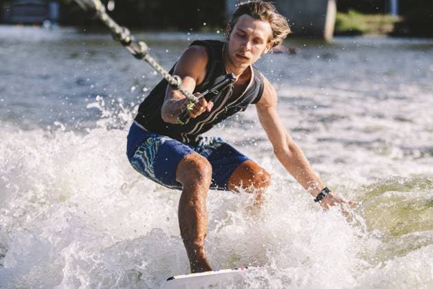 Creative Highlights Symbolfotos Schöne langhaarige Blondine wakesurft in Weste auf Brett entlang der Wellen des Sees. Athletischer männlicher Sportler wakesurft im Sommer auf einem Fluss. Wakesurf Wassersport. Surfer auf Welle. Mann surft auf dem Surfbrett Beautiful long haired blond wakesurf in vest on board along waves of lake. Athletic male athlete wakes surfing in summer on river. Wakesurf water sport. Surfer on wave. Man surfing on the surfboard Copyright: imageBROKER fotoliza.ua ibxiqx13300025.jpg ,model released, Symbolfoto ,property released