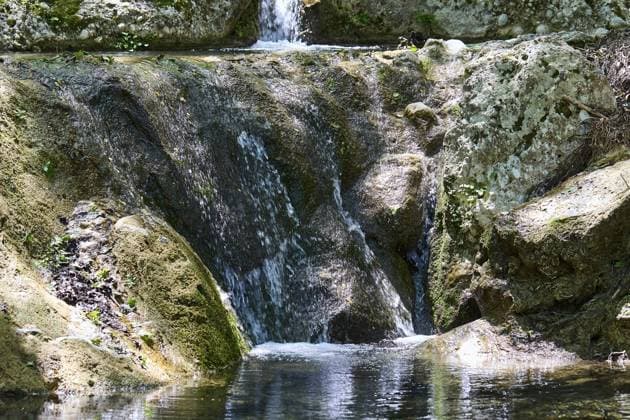 Creative Highlights World Kleiner Wasserfall fließt über Felsen in einem Waldgebiet, Schmetterlingstal, Tal der Schmetterlinge, Butterfly Valley, Rhodos, Dodekanes, Griechische Inseln, Griechenland, Europa Small waterfall flowing over rocks in a wooded area, Butterfly Valley, Butterfly Valley, Rhodes, Dodecanese, Greek Islands, Greece, Europe Copyright: imageBROKER RalfxAdler ibxraa13382742.jpg