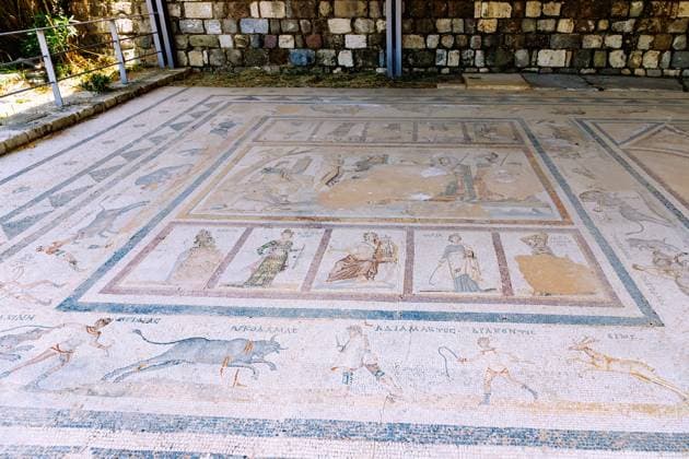 IMAGO Creative, Herbst, Reiseziel, Dodekanes, Griechische Inseln Westliche Ausgrabungsstätte in Kos-Stadt auf der Insel Kos in Griechenland: Bodenmosaik mit Urteil des Paris (Paris-Urteil) *** Western Excavation site in Kos City at the Island Kos in Greece Floor mosaic with Judgment of Paris Paris Judgment