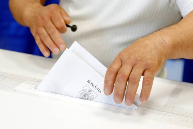 News Themen der Woche KW18 News Bilder des Tages (250504) -- BUCHAREST, May 4, 2025 -- A man votes during the first round of the presidential election rerun at a polling station in Bucharest, Romania, May 4, 2025. Romanians headed to the polls on Sunday for the first round of the presidential election rerun contested by 11 candidates. According to the Permanent Electoral Authority of Romania, over 18 million registered voters are expected to cast their ballots at around 19,000 polling stations, including over 960 abroad, from 7 a.m. to 9 p.m. local time (0400 to 1800 GMT). (Photo by Xinhua) ROMANIA-BUCHAREST-PRESIDENTIAL ELECTION-RERUN-VOTING CristianxCristel 