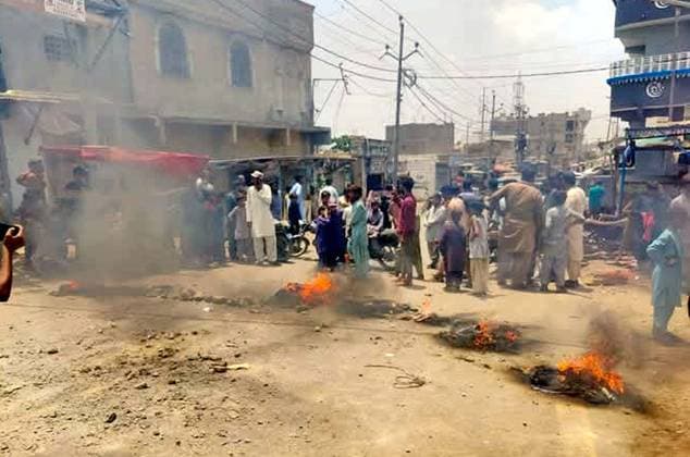 News Themen der Woche KW18 News Bilder des Tages RECORD DATE NOT STATED KARACHI, PAKISTAN, MAY 04: Residents of Ibrahim Hyderi burn tyres and blocked road as they are holding protest demonstration against prolong electricity load shedding in their area, in Karachi on Sunday, May 4, 2025. (S.Imran Ali PPI Images). EDITORIAL USE ONLY Copyright: xx AR-ZM-040525x ppiphotos449744