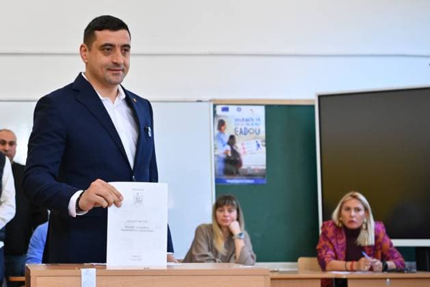 News Themen der Woche KW18 News Bilder des Tages BUCHAREST: Romania Election Presidential candidate George Simion, right, casts his vote next to Calin Georgescu, winner of the first round of last year s annulled election, during the first round of the presidential election redo in Bucharest, Romania, May 4, 2025. Alex Nicodim Imago Images Copyright: xAlexxNicodimx