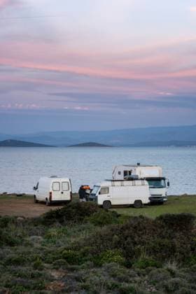 Campers enjoying peaceful sunset by the Guvercinada lake Ayval?k, Bal?kesir, Türkiye CR_UGOUSD250430-1695311-01 ,model released, Symbolfoto