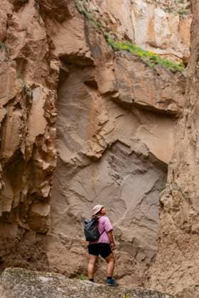 Woman tourist exploring Avla canyon in Soganli valley Kayseri, Kayseri, Türkiye CR_UGOUSD250430-1696539-01 ,model released, Symbolfoto
