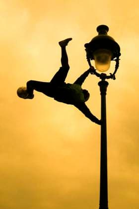 Creative Highlight Symbolbilder Healthy fit man climbing on lamp post Paris football during sunset Paris, Île-de-France, France CR_TANI250504-1716903-01 ,model released, Symbolfoto