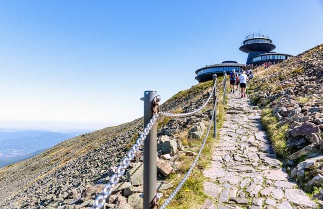 Gipfel mit Hochgebirgswetterstation und Wanderweg zum Gipfel der Schneekoppe (Sniezka; Sniezka) im Nationalpark Riesengebirge (Karkonoski Park Narodowy) in der Woiwodschaft Dolnoslaskie in Polen *** Summit with High mountain weather station and Hiking trail to Summit the Schneekoppe Sniezka Sniezka at National Park Giant Mountains Karkonoski Park Narodowy in the Voivodship Dolnoslaskie in Poland