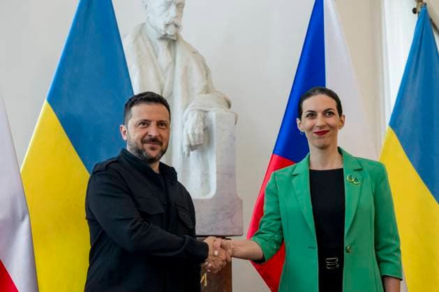 News Themen der Woche KW19 News Bilder des Tages Ukrainian President Volodymyr Zelenskiy (left) arrived at the Chamber of Deputies, lower house of Czech parliament, this morning on May 5, 2025, to meet members of its leadership, headed by its Marketa Pekarova Adamova (TOP 09) Prague. (CTKxPhoto OndrejxDeml) CTKPhotoP2025050502244  CTKPhotoP2025050502244