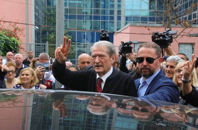 News Themen der Woche KW19 News Bilder des Tages May 5, 2025, Tirana, Tirana, Albania: Albanian opposition leader and former Prime Minister Sali Berisha flash a V for victory as leaves the Special Prosecutor s Office Against Corruption and Organized Crime (SPAK) In Tirana, Albania, on 05 May 2025. Sali Berisha has been charged with corruption and money laundering linked to the privatization of a state-owned sports complex for the benefit of his son-in-law. On Sunday 11 May 2025 Albanians will go to the polls to elect 140 members of Parliament for the next 4 years. Tirana Albania - ZUMAb266 20250505_zip_b266_014 Copyright: xArmandoxBabanix