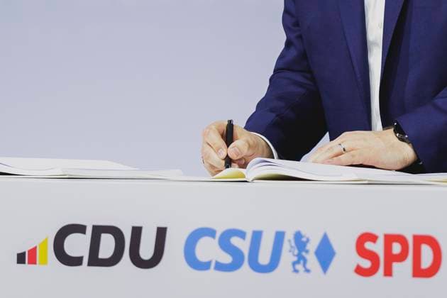 News Themen der Woche KW19 News Bilder des Tages Lars Klingbeil, designierter Bundesminister der Finanzen, aufgenommen im Rahmen der Unterzeichnung des Koalitionsvertrages zwischen SPD, CDU und CSU in Berlin, 05.05.2025. Gut ein halbes Jahr nach dem Bruch der Ampel-Regierung wird somit morgen voraussichtlich die neue Regierung vereidigt. Berlin Deutschland *** Lars Klingbeil, designated Federal Minister of Finance, pictured during the signing of the coalition agreement between the SPD, CDU and CSU in Berlin, 05 05 2025 A good six months after the break-up of the traffic light government, the new government is expected to be sworn in tomorrow Berlin Germany Copyright: xFlorianxGaertnerx