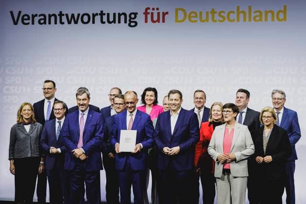 News Themen der Woche KW19 News Bilder des Tages 19-er Verhandlungsgruppe mit Friedrich Merz (CDU), designierter Bundeskanzler, und Lars Klingbeil, designierter Bundesminister der Finanzen, aufgenommen im Rahmen der Unterzeichnung des Koalitionsvertrages zwischen SPD, CDU und CSU in Berlin, 05.05.2025. Gut ein halbes Jahr nach dem Bruch der Ampel-Regierung wird somit morgen voraussichtlich die neue Regierung vereidigt. Berlin Deutschland *** 19 he negotiating group with Friedrich Merz CDU , designated Federal Chancellor, and Lars Klingbeil, designated Federal Minister of Finance, taken during the signing of the coalition agreement between the SPD, CDU and CSU in Berlin, 05 05 2025 A good six months after the break-up of the traffic light government, the new government is expected to be s Copyright: xFlorianxGaertnerx