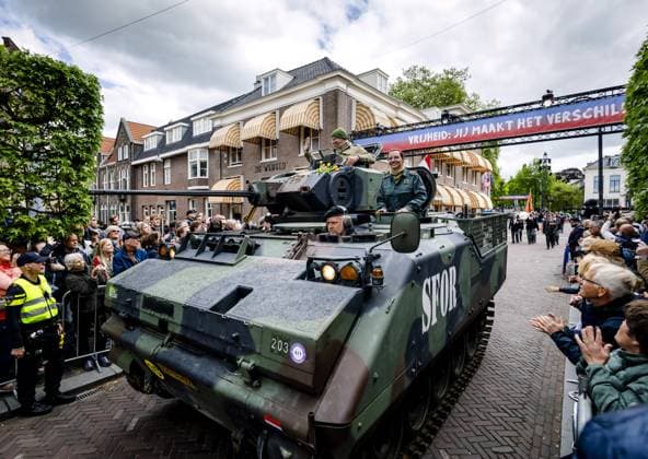 News Themen der Woche KW19 News Bilder des Tages WAGENINGEN - Participants in the annual Liberation Day parade in tribute to the liberators. During the defile, veterans and military heirs walk along for Liberation Day. ANP SEM VAN DER WAL netherlands out - belgium out  Copyright: xx x526276674x originalFilename: 526276674.jpg