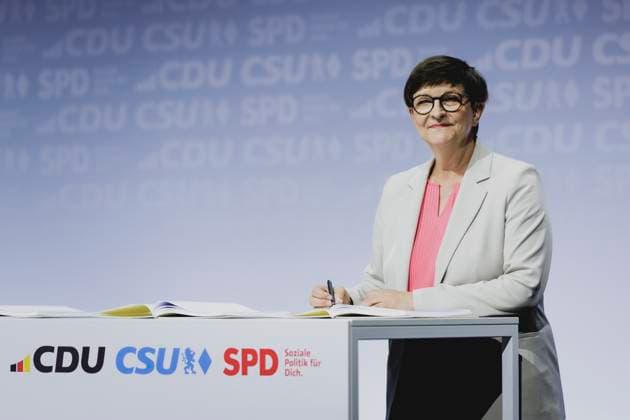 Saskia Esken, Bundesvorsitzende der SPD, aufgenommen im Rahmen der Unterzeichnung des Koalitionsvertrages zwischen SPD, CDU und CSU in Berlin, 05.05.2025. Gut ein halbes Jahr nach dem Bruch der Ampel-Regierung wird somit morgen voraussichtlich die neue Regierung vereidigt. Berlin Deutschland *** Saskia Esken, Federal Chairwoman of the SPD, pictured at the signing of the coalition agreement between the SPD, CDU and CSU in Berlin, 05 05 2025 A good six months after the break-up of the traffic light government, the new government is expected to be sworn in tomorrow Berlin Germany Copyright: xFlorianxGaertnerx