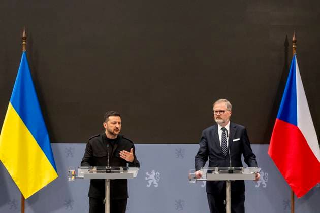 News Themen der Woche KW19 News Bilder des Tages Ukrainian President Volodymyr Zelenskiy (left) and Czech Prime Minister Petr Fiala (Civic Democrats, ODS) speak during the press conference after the meeting in Prague s Government Office, Czech Republic, May 5, 2025. (CTKxPhoto OndrejxDeml) CTKPhotoP2025050504401  CTKPhotoP2025050504401