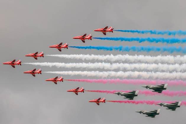 News Themen der Woche KW19 News Bilder des Tages . 05 05 2025. London, United Kingdom. VE Day 80 RAF flypast London. The Red Arrows followed by four Typhoons during the Royal Air Force flypast to mark VE Day 80 over London.  xMartynxWheatleyx xi-Imagesx IIM-25919-0005