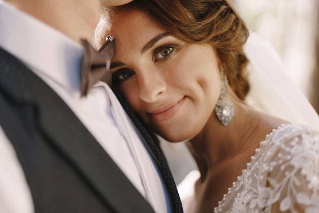 Nahaufnahme einer Braut, die in die Kamera schaut und ihren Kopf auf die Brust des Bräutigams legt. Schönes Hochzeitspaar. Kunstvolle Hochzeitsfotos in Montenegro, Perast Close-up portrait of a bride looking at the camera, laid her head on the groom s chest. Beautiful wedding couple. Fine-art wedding photo in Montenegro, Perast Copyright: imageBROKER NadtochiyxVladimir ibxiqx13171665.jpg ,model released, Symbolfoto ,property released