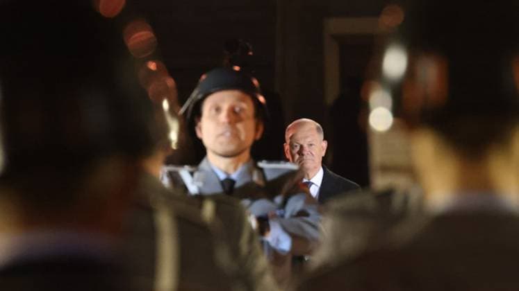 News Themen der Woche KW19 News Bilder des Tages Zapfenstreich Scholz 05.05.2025, Germany, Berlin, Bundesministerium der Verteidigung, Grosser Zapfenstreich zur Verabschiedung von Bundeskanzler Olaf Scholz mit Bundesverteidigungsminister Boris Pistorius, Berlin Berlin Germany *** Zapfenstreich Scholz 05 05 2025, Germany, Berlin, Federal Ministry of Defense, Grand Tattoo for the farewell of Federal Chancellor Olaf Scholz with Federal Minister of Defense Boris Pistorius, Berlin Berlin Germany