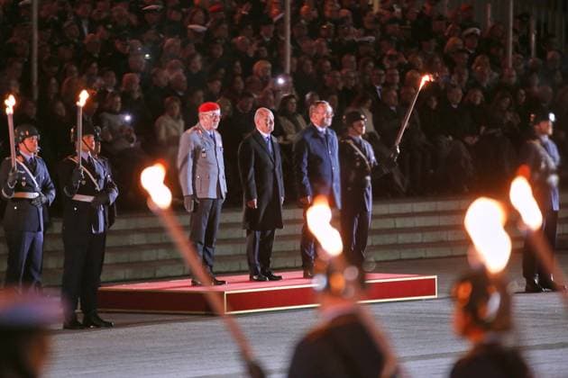 News Themen der Woche KW19 Berlin, Deutschland, 05.05.2025: Bundesministerium der Verteidigung: Großer Zapfenstreich für Olaf Scholz: L-R auf dem Podium: Generalinspekteur der Bundeswehr, General Carsten Breuer, der Kanzler, Bundesminister der Verteidigung Boris Pistorius (SPD) *** Berlin, Germany, 05 05 2025 Federal Ministry of Defense Grand Tattoo for Olaf Scholz L R on the podium Inspector General of the Bundeswehr, General Carsten Breuer, the Chancellor, Federal Minister of Defense Boris Pistorius SPD Copyright: xdtsxNachrichtenagenturx dts_65656