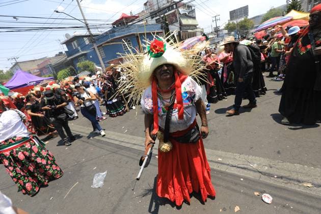 Annual Battle of Puebla Celebration A person disguised as Zacapuaxtla stages the Battle of Puebla, in the neighborhood of Penon de Los Banos in the north-east of Mexico City. on May 5, 2025 in Mexico City, Mexico. (Photo by Ian Robles Eyepix Group) Copyright: xIanxRobles xEyepixxGroupx EL_05052025_154793JPEG