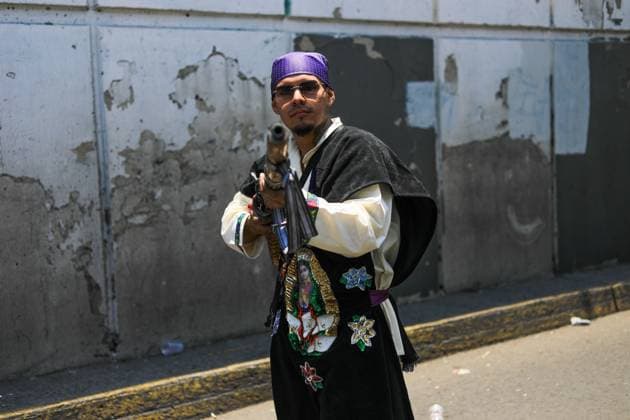 A person disguised as Zacapuaxtla stages the Battle of Puebla, in the neighborhood of PeoÂ±on de Los BaoÂ±os in the north-east of Mexico City. on May 5, 2025 in Mexico City, Mexico. Mexico City Mexico - ZUMAe321 20250505_zia_e321_061 Copyright: xIanxRoblesx