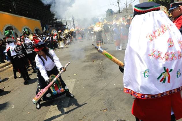 Hundreds of people disguised as Zacapuaxtlas and members of the French Army stage the Battle of Puebla, in the neighborhood of PeoÂ±on de Los BaoÂ±os in the north-east of Mexico City. on May 5, 2025 in Mexico City, Mexico. Mexico City Mexico - ZUMAe321 20250505_zia_e321_065 Copyright: xIanxRoblesx