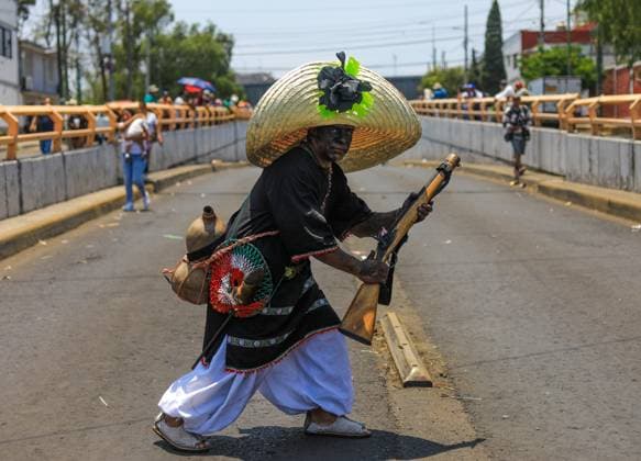 A person disguised as Zacapuaxtla stages the Battle of Puebla, in the neighborhood of PeoÂ±on de Los BaoÂ±os in the north-east of Mexico City. on May 5, 2025 in Mexico City, Mexico. Mexico City Mexico - ZUMAe321 20250505_zia_e321_062 Copyright: xIanxRoblesx