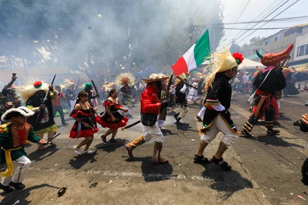 Hundreds of people disguised as Zacapuaxtlas and members of the French Army stage the Battle of Puebla, in the neighborhood of PeoÂ±on de Los BaoÂ±os in the north-east of Mexico City. on May 5, 2025 in Mexico City, Mexico. Mexico City Mexico - ZUMAe321 20250505_zia_e321_075 Copyright: xIanxRoblesx