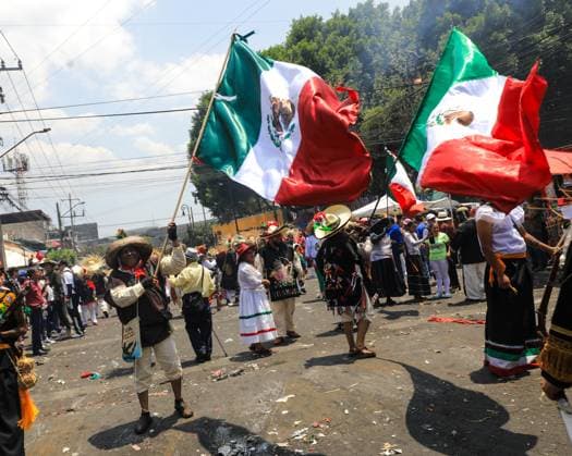 Hundreds of people disguised as Zacapuaxtlas and members of the French Army stage the Battle of Puebla, in the neighborhood of PeoÂ±on de Los BaoÂ±os in the north-east of Mexico City. on May 5, 2025 in Mexico City, Mexico. Mexico City Mexico - ZUMAe321 20250505_zia_e321_079 Copyright: xIanxRoblesx