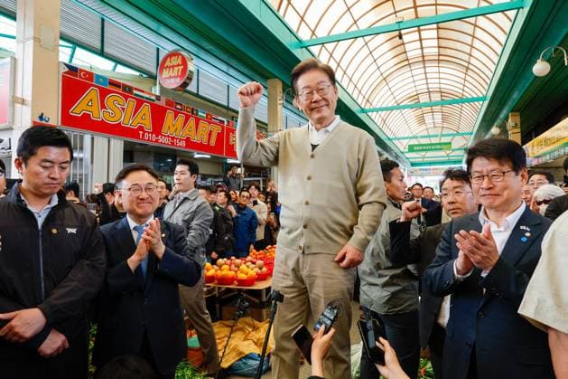News Themen der Woche KW19 News Bilder des Tages Liberal party s presidential candidate Liberal party s presidential candidate Lee Jae-myung (C), presidential candidate of the liberal Democratic Party, makes an impromptu speech during a visit to a traditional market in Jeungpyeong, central South Korea, on May 6, 2025, as he hits the campaign trail nationwide ahead of the June 3 presidential election. (Pool photo) (Yonhap) 2025-05-06 10:59:15 < 1980-2025 YONHAPNEWS AGENCY. .> EDITORIAL USE ONLY  Copyright: xx PYH2025050602550031500 YonhapxNewsx yonphotos240835