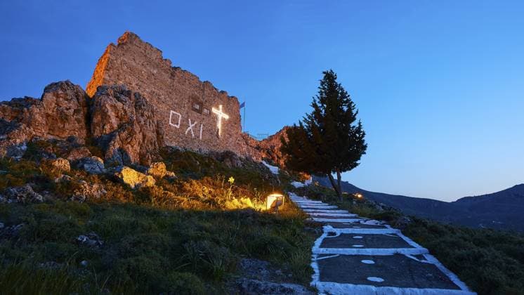Nachtaufnahme einer Burgruine mit beleuchtetem Kreuz und Baum, ruhige und historische Atmosphäre, Archangelos, Burg, Ort, Burg von Archangelos, Rhodos, Dodekanes, Griechische Inseln, Griechenland, Europa Night shot of a castle ruin with illuminated cross and tree, quiet and historical atmosphere, Archangelos, castle, place, castle of Archangelos, Rhodes, Dodecanese, Greek Islands, Greece, Europe Copyright: imageBROKER RalfxAdler ibxraa13398893.jpg
