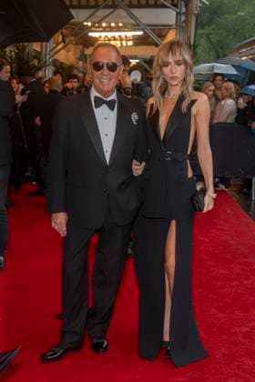 The pierre hotel: 2025 met gala departures (new) the pierre hotel: 2025 met gala departures. May 05, 2025, new york, new york, usa: (l-r) michael kors and suki waterhouse wearing michael kors depart the pierre hotel for 2025 met gala on may 05, 2025 in new york city. (Foto: M10s Thenews2 imago images) The pierre hotel: 2025 met gala departures  Copyright: xRonxAdarx