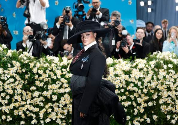 Entertainment Themen der Woche KW19 Entertainment Bilder des Tages Rihanna arrives on the red carpet at the 2025 Met Gala celebrating the opening of Superfine: Tailoring Black Style at The Metropolitan Museum of Art on Monday, May 5, 2025 in New York City.  NYP20250505904 JOHNxANGELILLO