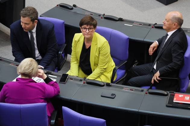 Lars Klingbeil, Saskia Esken und Olaf Sccholz (SPD) während der Abstimmung für den neuen Bundeskanzler in Berlin am 6. Mai 2025. Wahl des Bundeskanzlers *** Lars Klingbeil, Saskia Esken and Olaf Sccholz SPD during the vote for the new Federal Chancellor in Berlin on May 6, 2025 Election of the Federal Chancellor
