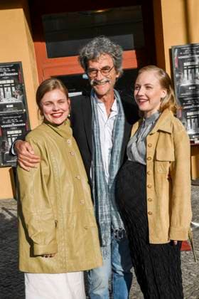 Emma Falck, Silvio Soldini und Elisa Schlott zu Gast auf dem roten Teppich bei der Kino Film Premiere Die Vorkosterinnen im Kino Babylon am 05.05.2025 in Berlin Berlin Deutschland