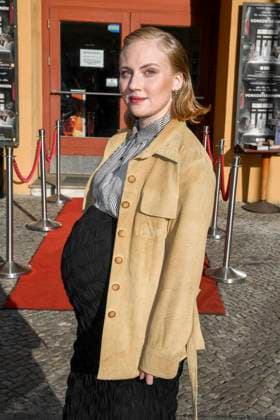 Elisa Schlott Schwanger zu Gast auf dem roten Teppich bei der Kino Film Premiere Die Vorkosterinnen im Kino Babylon am 05.05.2025 in Berlin Berlin Deutschland