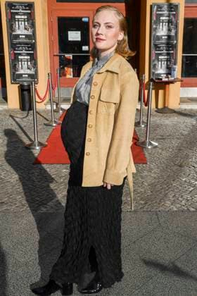 Elisa Schlott Schwanger zu Gast auf dem roten Teppich bei der Kino Film Premiere Die Vorkosterinnen im Kino Babylon am 05.05.2025 in Berlin Berlin Deutschland