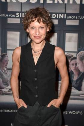 Kristin Suckow ist eine deutsche Schauspielerin zu Gast auf dem roten Teppich bei der Kino Film Premiere Die Vorkosterinnen im Kino Babylon am 05.05.2025 in Berlin Berlin Deutschland