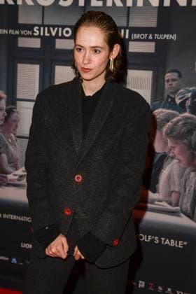 Lia von Blarer deutsch schweizerische Theater und Filmschauspielerin zu Gast auf dem roten Teppich bei der Kino Film Premiere Die Vorkosterinnen im Kino Babylon am 05.05.2025 in Berlin Berlin Deutschland