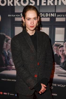 Lia von Blarer deutsch schweizerische Theater und Filmschauspielerin zu Gast auf dem roten Teppich bei der Kino Film Premiere Die Vorkosterinnen im Kino Babylon am 05.05.2025 in Berlin Berlin Deutschland