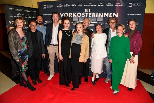 Berit Vander, Boris Aljinovic, Daniel Brüning und Simon Busch ( Verleih), Kriemkild Hamann, Elisa Schlott, Jürgen Wink, Emma Falck ,Silvio Soldini, Olga von Luckwald und Thea Rasche zu Gast auf dem roten Teppich bei der Kino Film Premiere Die Vorkosterinnen im Kino Babylon am 05.05.2025 in Berlin Berlin Deutschland
