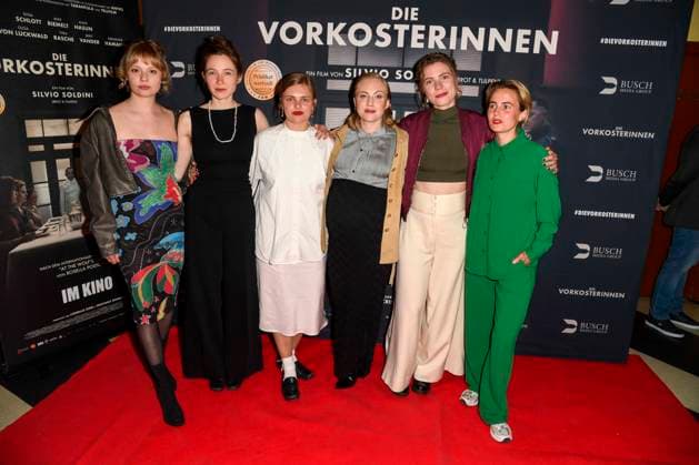 Berit Vander, Kriemhild Hamann, Emma Falck, Elisa Schlott, Thea Rasche und Olga Von Luckwald Schauspielerinnen zu Gast auf dem roten Teppich bei der Kino Film Premiere Die Vorkosterinnen im Kino Babylon am 05.05.2025 in Berlin Berlin Deutschland