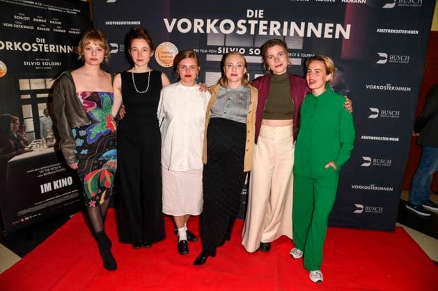 Berit Vander, Kriemhild Hamann, Emma Falck, Elisa Schlott, Thea Rasche und Olga Von Luckwald Schauspielerinnen zu Gast auf dem roten Teppich bei der Kino Film Premiere Die Vorkosterinnen im Kino Babylon am 05.05.2025 in Berlin Berlin Deutschland