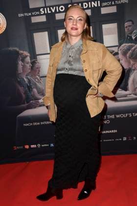 Elisa Schlott schwanger zu Gast auf dem roten Teppich bei der Kino Film Premiere Die Vorkosterinnen im Kino Babylon am 05.05.2025 in Berlin Berlin Deutschland