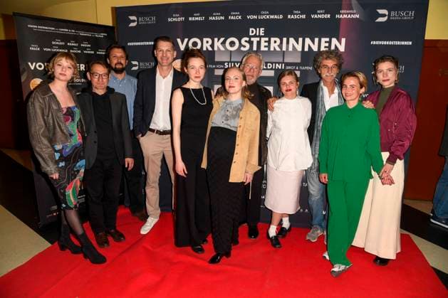 Berit Vander, Boris Aljinovic, Daniel Brüning und Simon Busch ( Verleih), Kriemkild Hamann, Elisa Schlott, Jürgen Wink, Emma Falck ,Silvio Soldini, Olga von Luckwald und Thea Rasche zu Gast auf dem roten Teppich bei der Kino Film Premiere Die Vorkosterinnen im Kino Babylon am 05.05.2025 in Berlin Berlin Deutschland