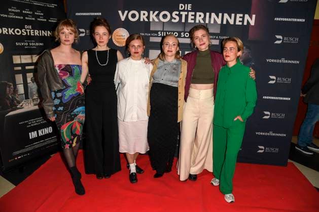 Berit Vander, Kriemhild Hamann, Emma Falck, Elisa Schlott, Thea Rasche und Olga Von Luckwald Schauspielerinnen zu Gast auf dem roten Teppich bei der Kino Film Premiere Die Vorkosterinnen im Kino Babylon am 05.05.2025 in Berlin Berlin Deutschland