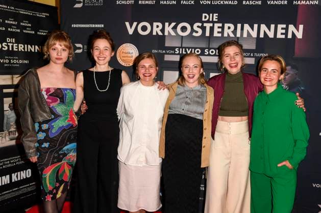 Berit Vander, Kriemhild Hamann, Emma Falck, Elisa Schlott, Thea Rasche und Olga Von Luckwald Schauspielerinnen zu Gast auf dem roten Teppich bei der Kino Film Premiere Die Vorkosterinnen im Kino Babylon am 05.05.2025 in Berlin Berlin Deutschland