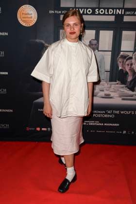 Emma Falck zu Gast auf dem roten Teppich bei der Kino Film Premiere Die Vorkosterinnen im Kino Babylon am 05.05.2025 in Berlin Berlin Deutschland