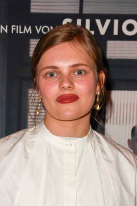 Emma Falck zu Gast auf dem roten Teppich bei der Kino Film Premiere Die Vorkosterinnen im Kino Babylon am 05.05.2025 in Berlin Berlin Deutschland