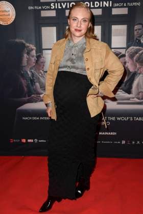 Elisa Schlott schwanger zu Gast auf dem roten Teppich bei der Kino Film Premiere Die Vorkosterinnen im Kino Babylon am 05.05.2025 in Berlin Berlin Deutschland